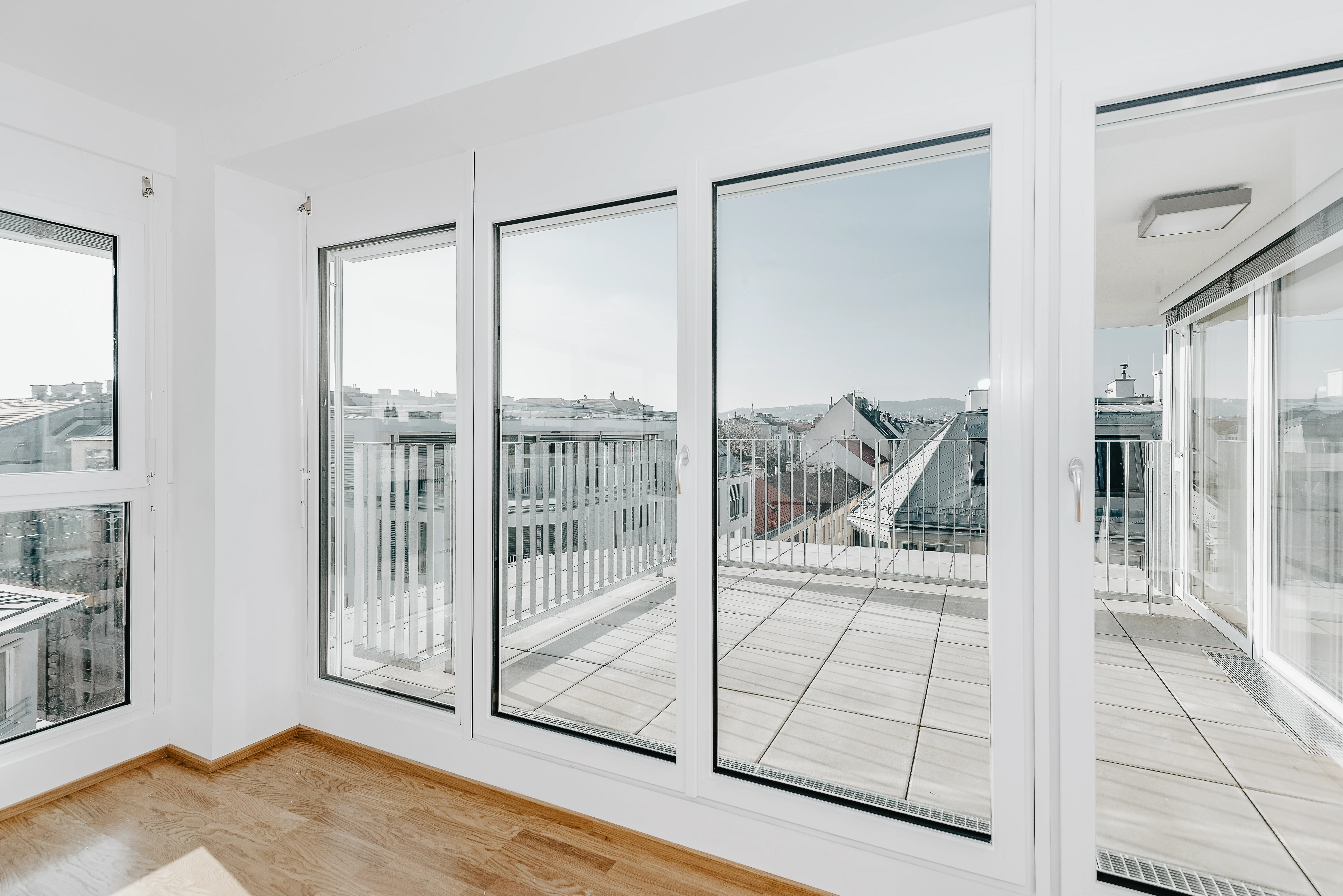 Sicht aus Wohnung auf Terrasse durch Fensterfront