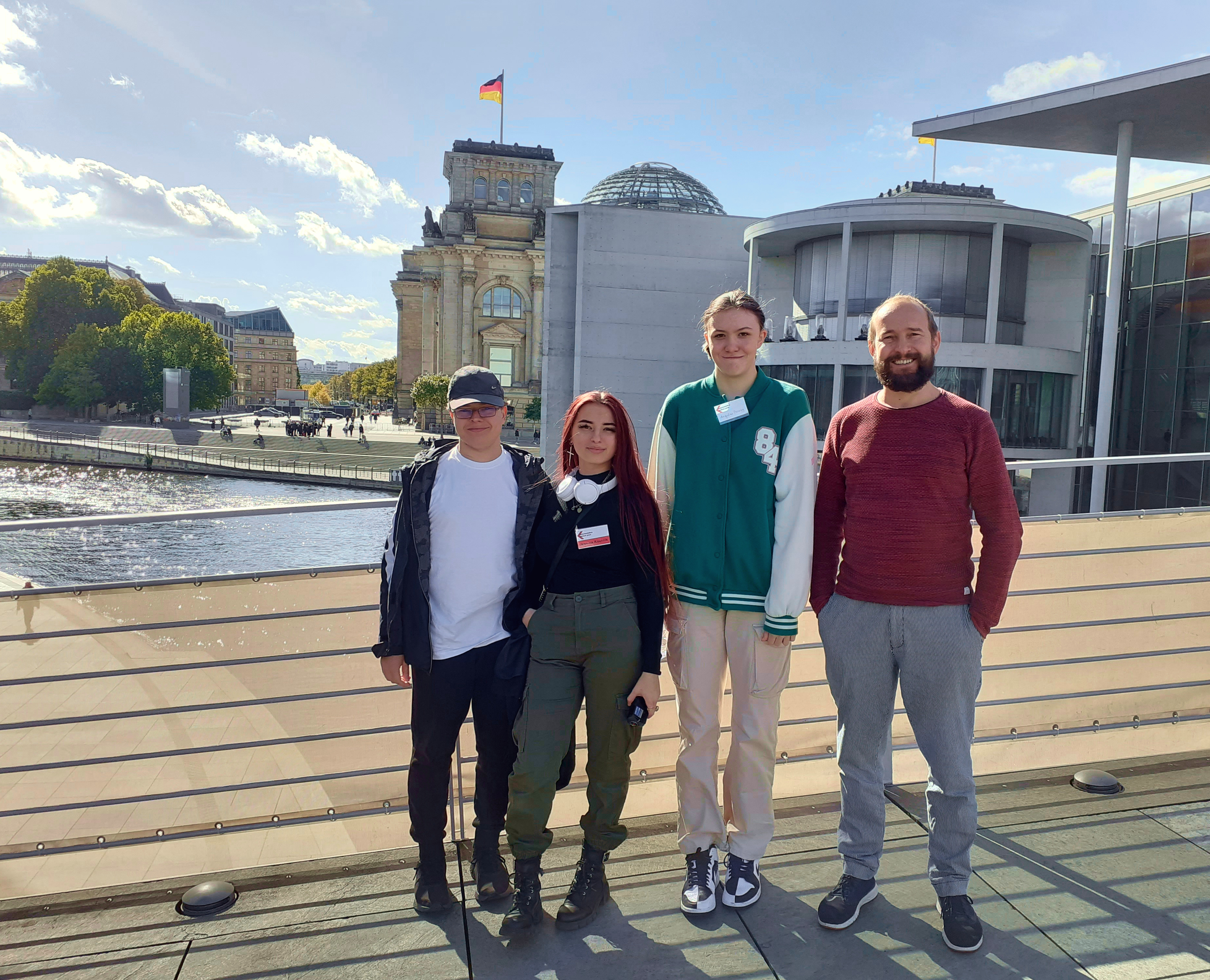 Schüler*innen der 2FHH mit Projektbetreuer