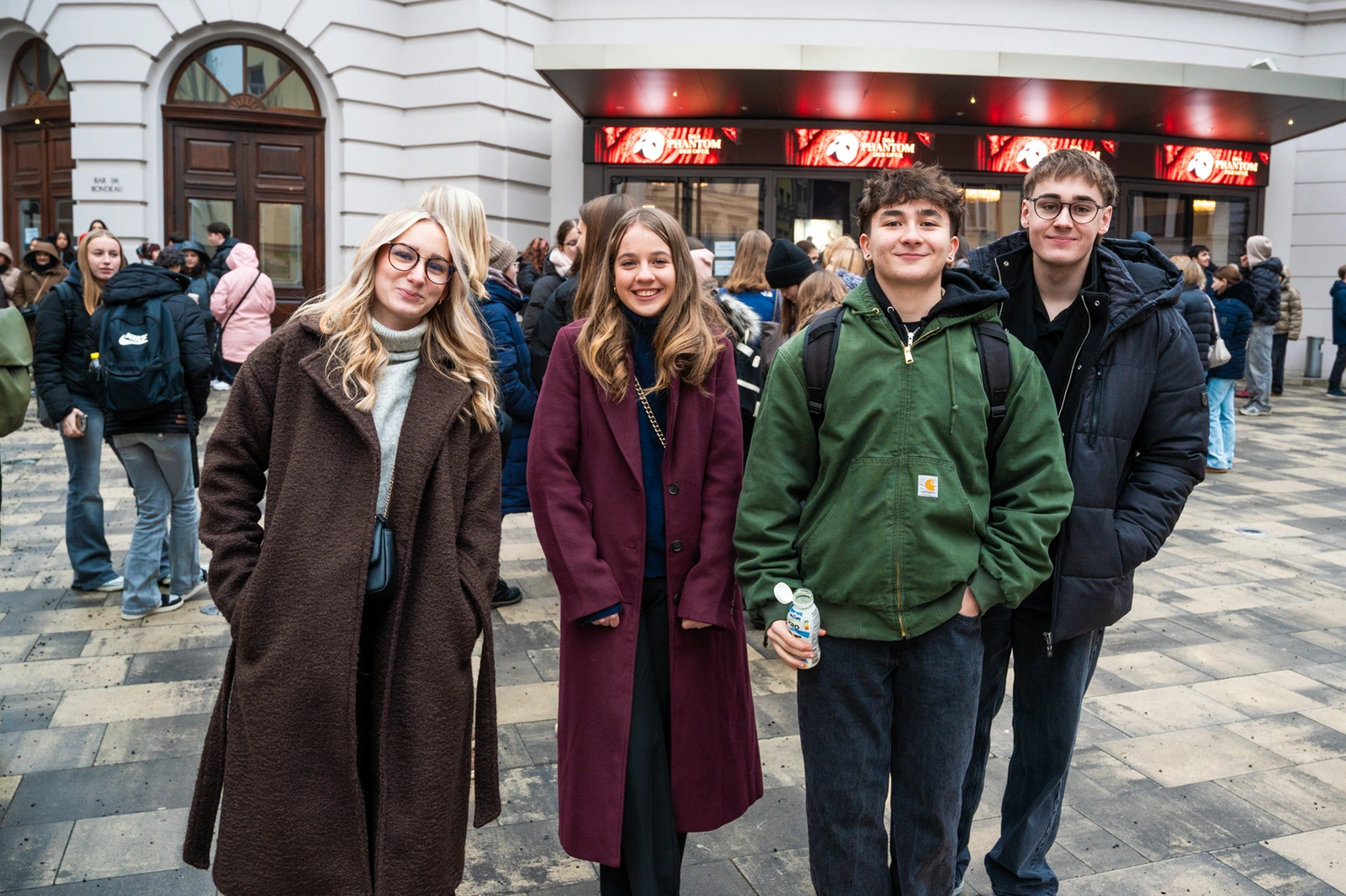 vor dem Raimundtheater