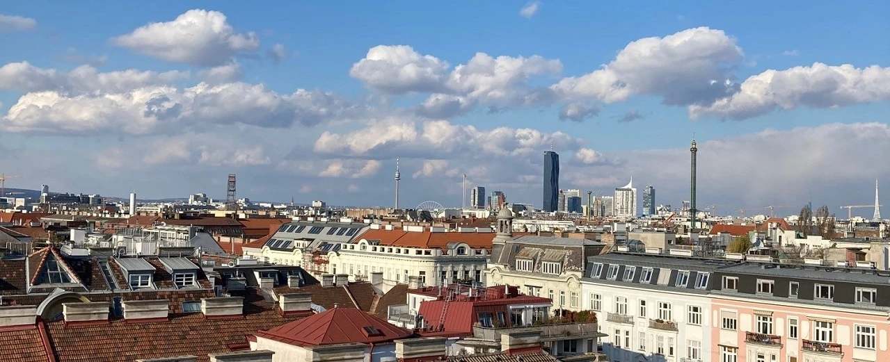 © Jacek Dylag on Unsplash Panoramablick über Wiens Dächer mit DC Tower & Donauturm an einem sonnigen Tag.