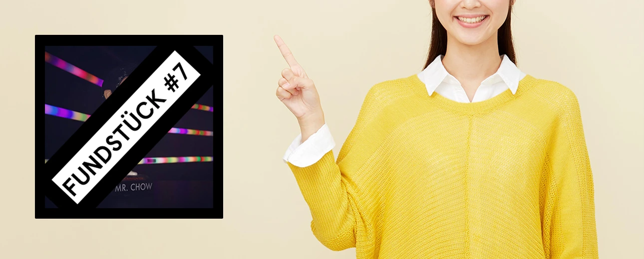 Frau zeigt auf Bild mit 