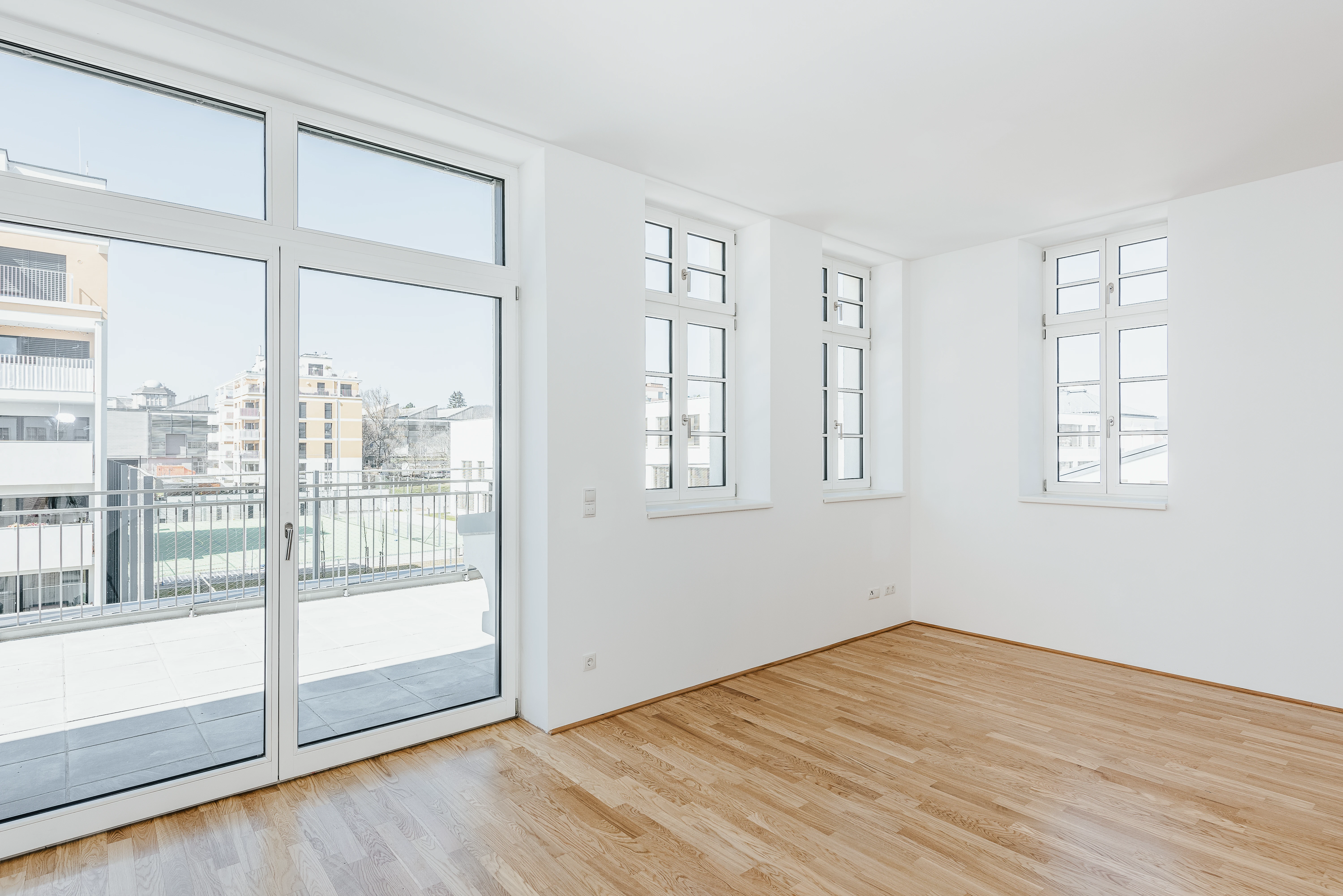 Aussicht von Wohnung auf Balkon und umliegende Wohnhäuser