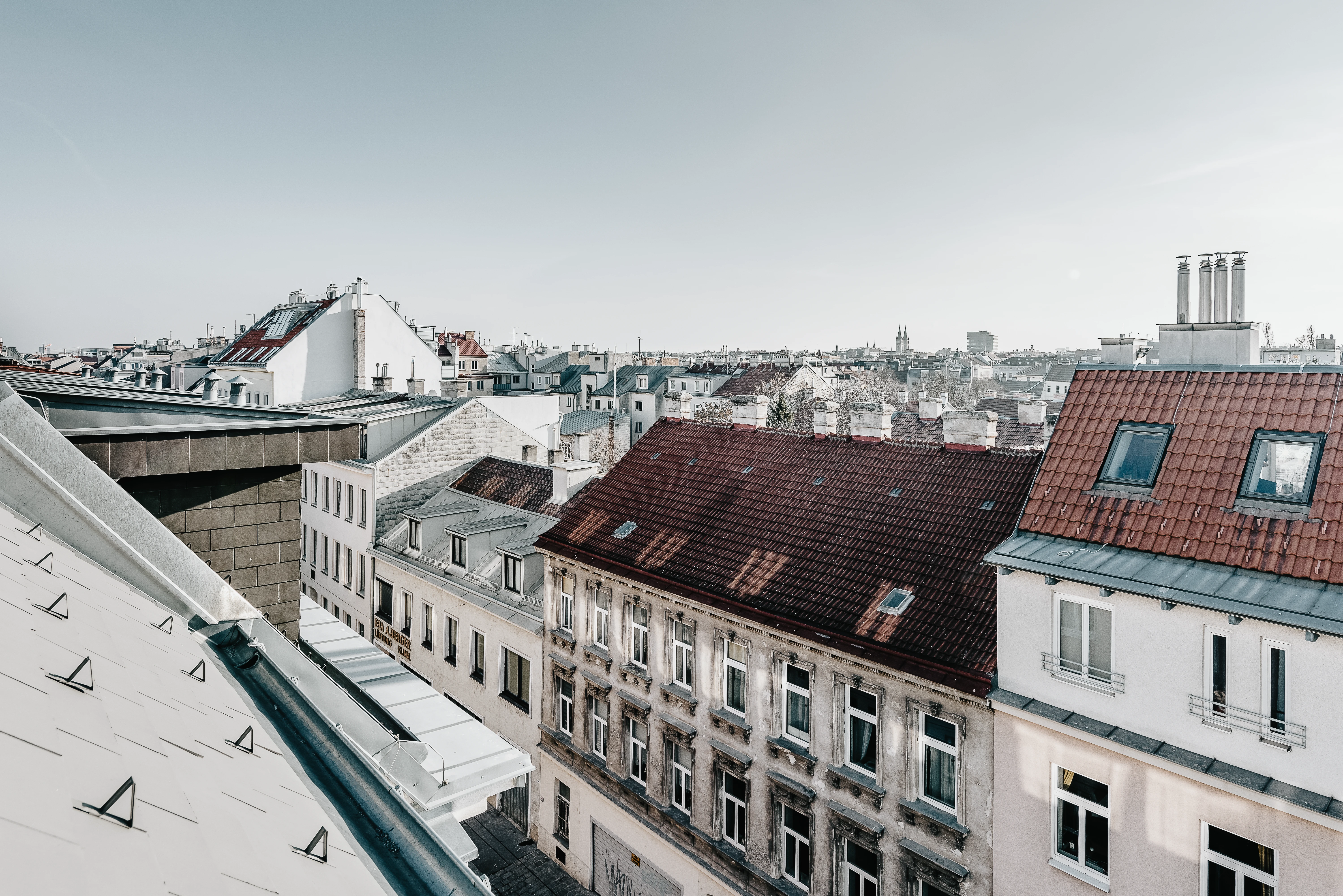 Blick von Dachgeschosswohnung auf umliegende Dachlandschaft