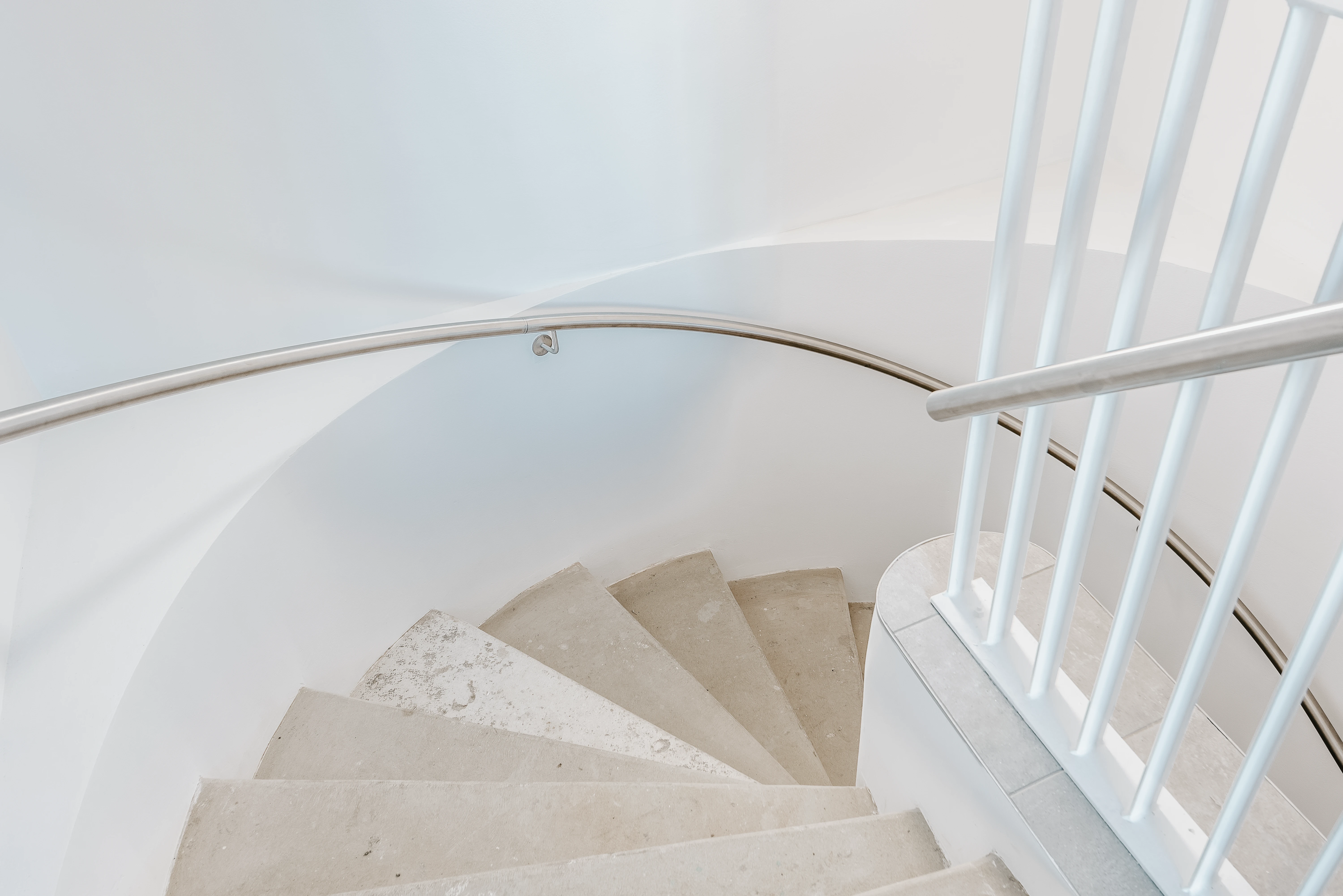 Helles Stiegenhaus mit Wendeltreppe