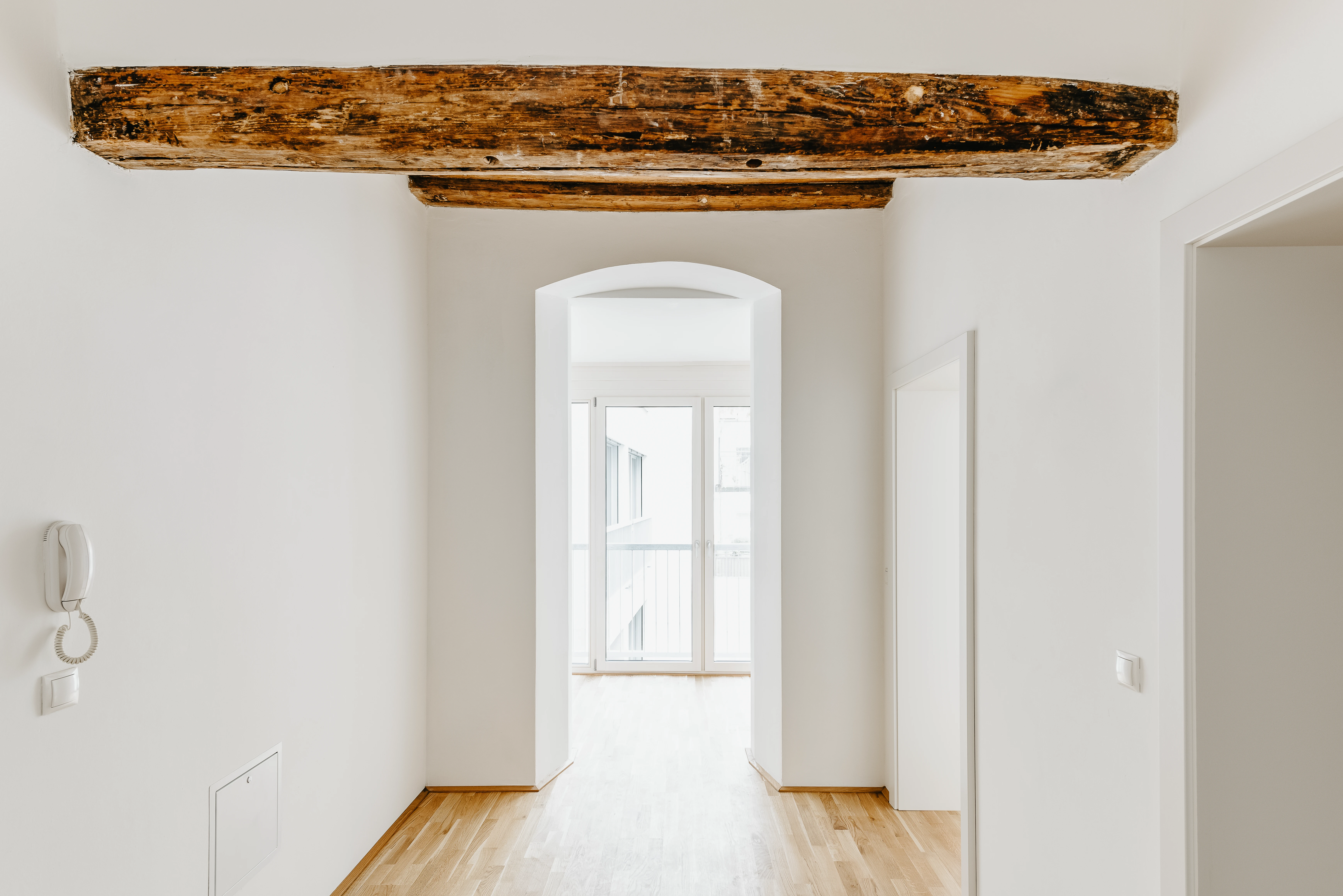 Altbau Wohninvestment Vorraum mit Holzbalkendecke