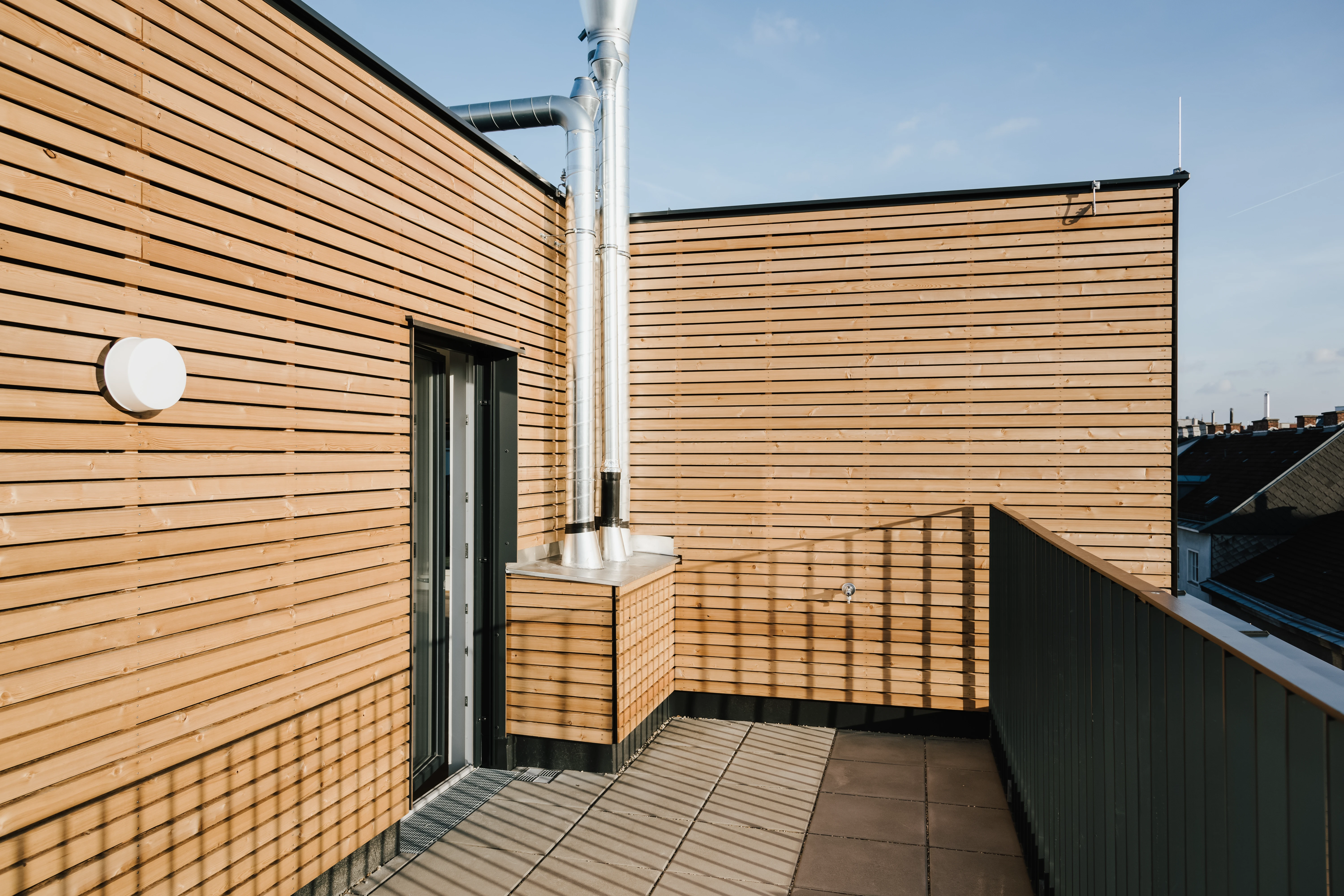 Balkon von Wohninvestment mit Holzfassade