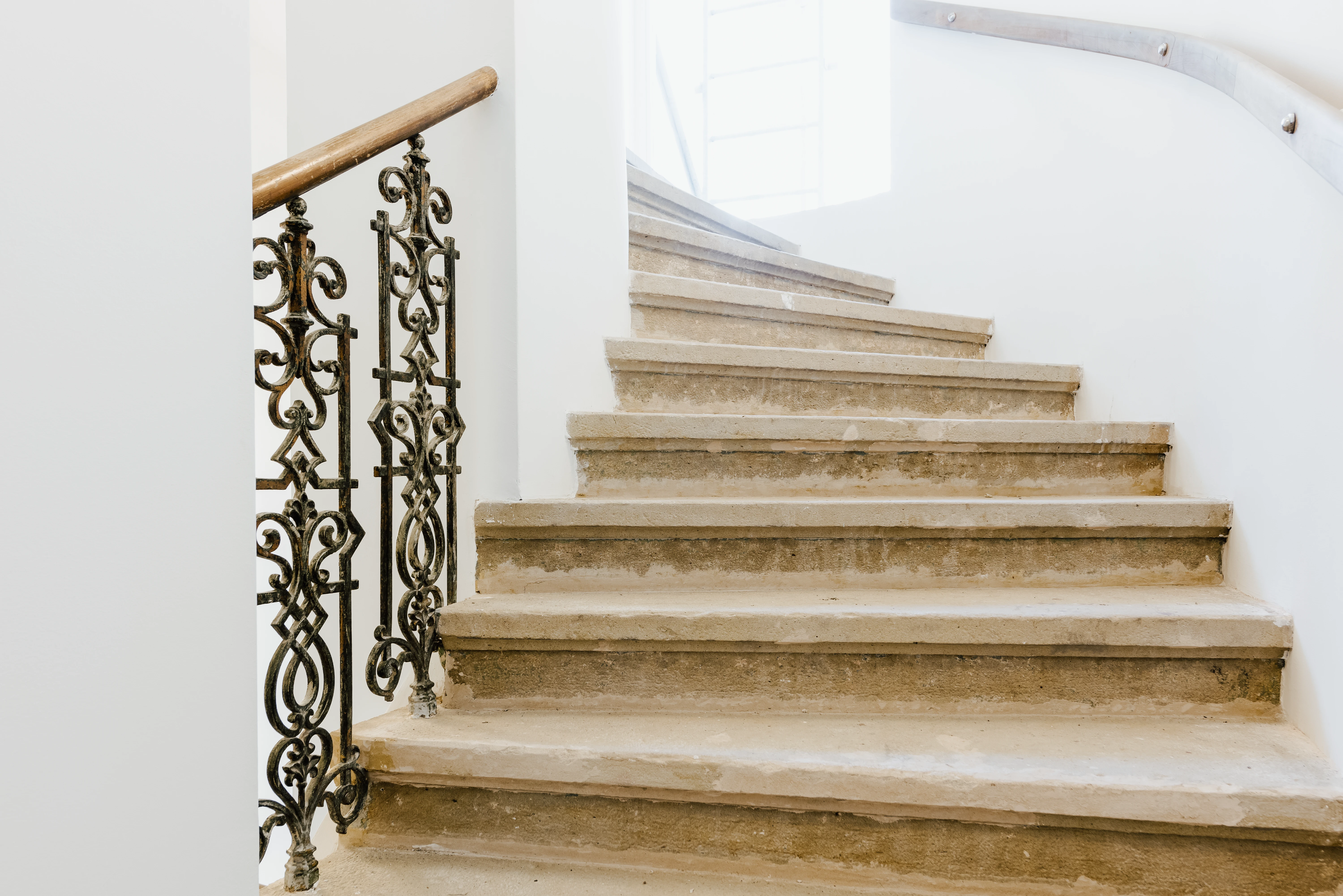 Stiegenhaus mit Wendeltreppe und Gusseisen Geländer