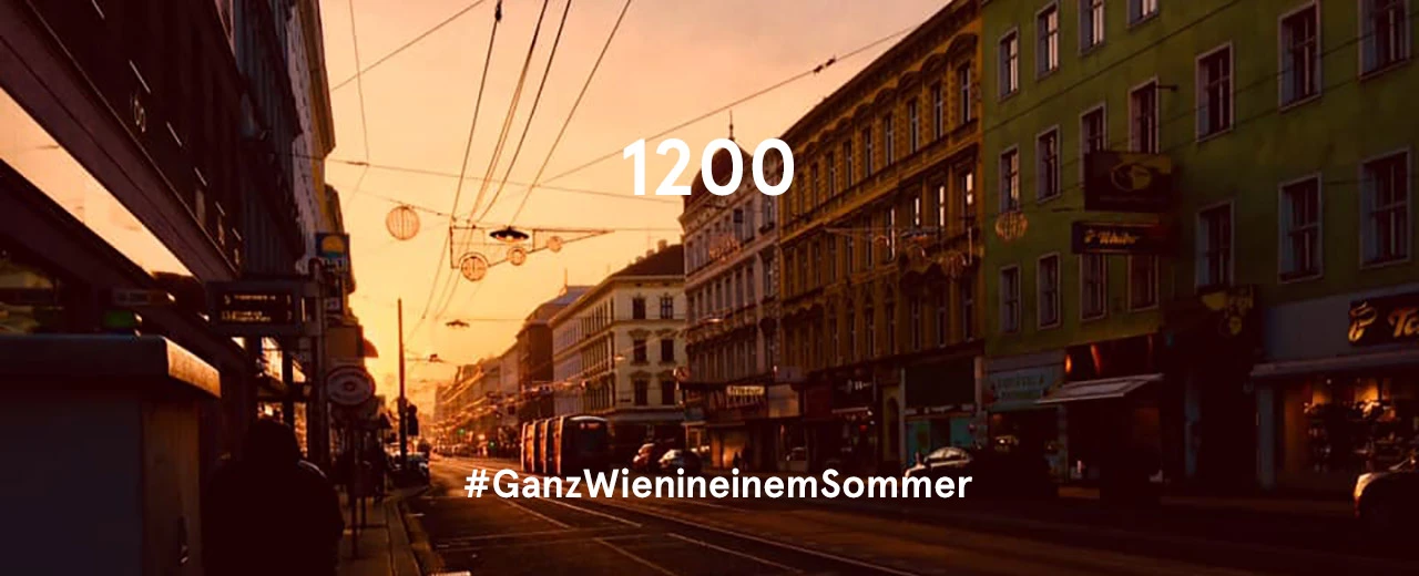 Bild einer Wiener Straße bei Sonnenuntergang mit Straßenbahnen und Gebäuden. #GanzWienineinemSommer