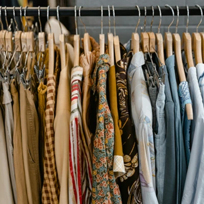 Vorhang auf für Second Hand – Schüler*innen gestalten den Volkshilfe Vintage Shop