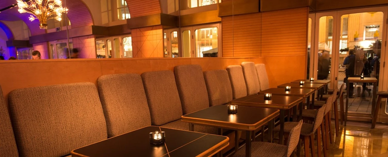 Stilvolle Bar mit gemütlichen Sitznischen, kleinen Tischen und gedämpftem Licht. Urheberrechtlich geschützt.