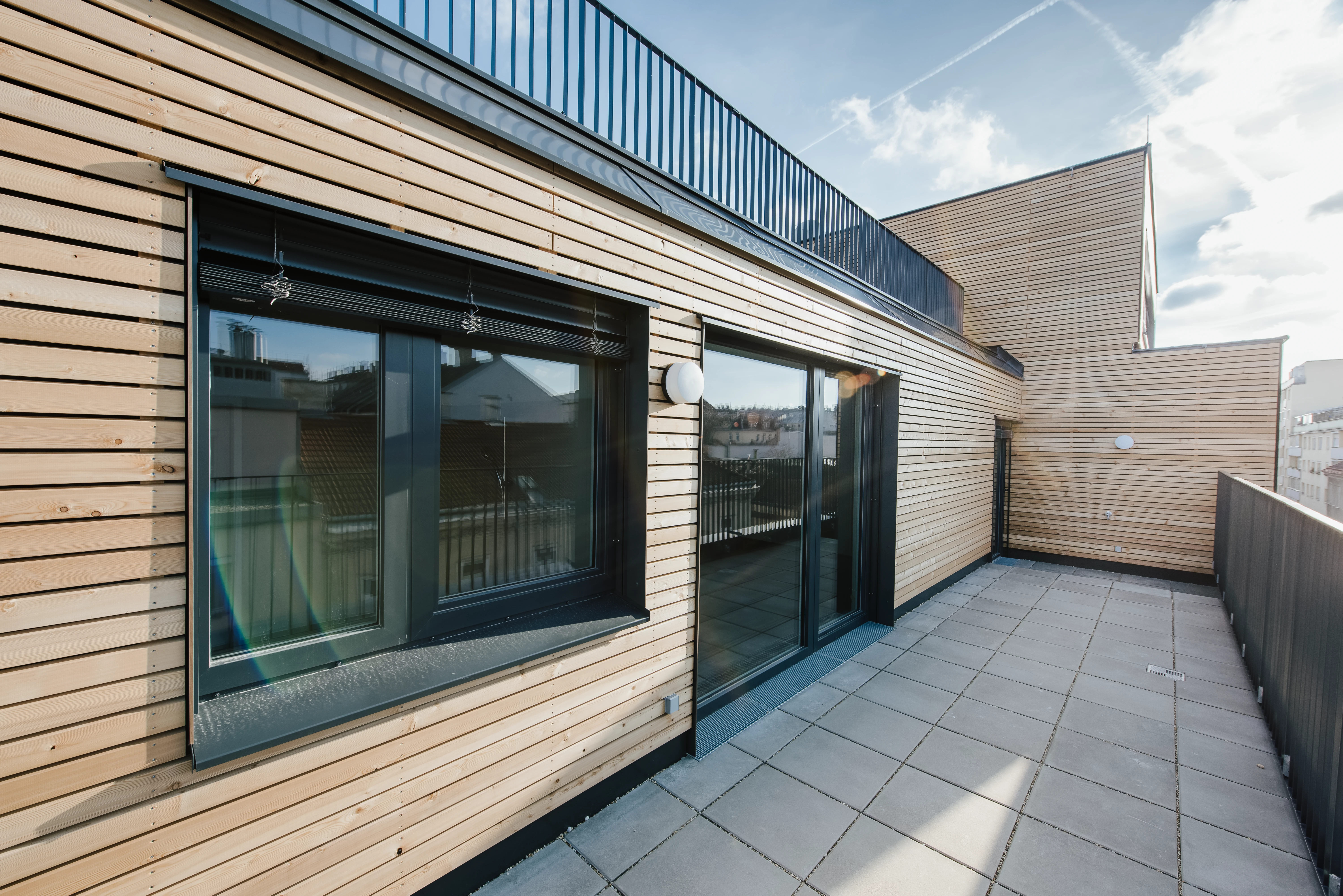 Balkon von Wohninvestment mit Holzfassade