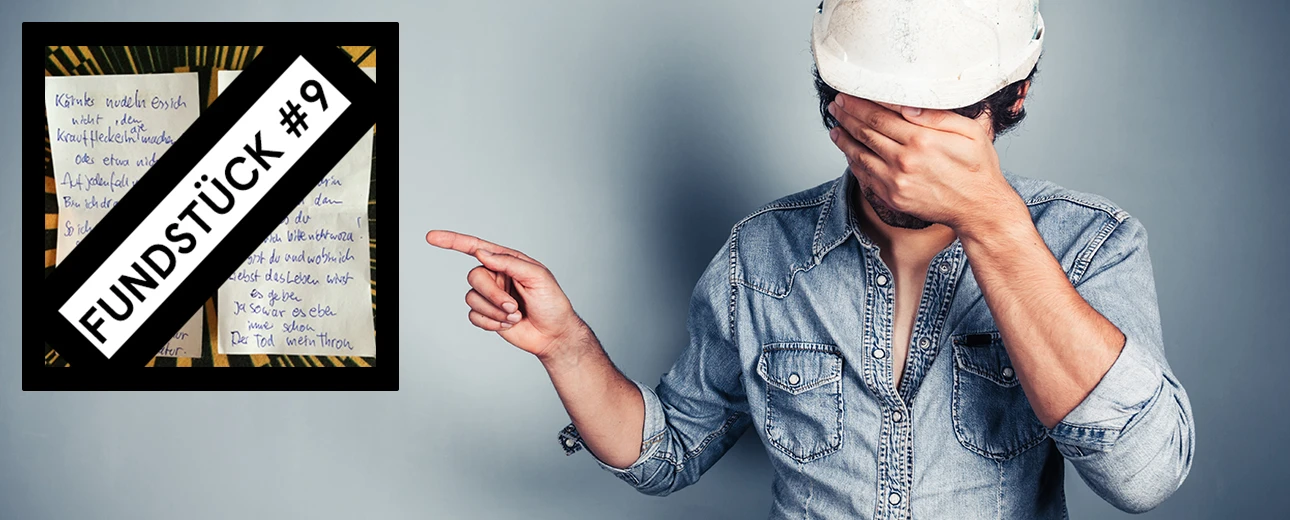 © Foto: Miriam Kummer, Grafik: Ingo Kummer Frustrierter Bauarbeiter zeigt auf handschriftliche Notizen ('Fundstück #9'). Ausdruck von Frustration und Verzweiflung.