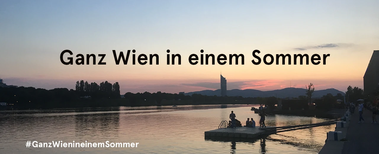 Sonnenuntergang in Wien am See mit Personen auf Steg. #GanzWienineinemSommer