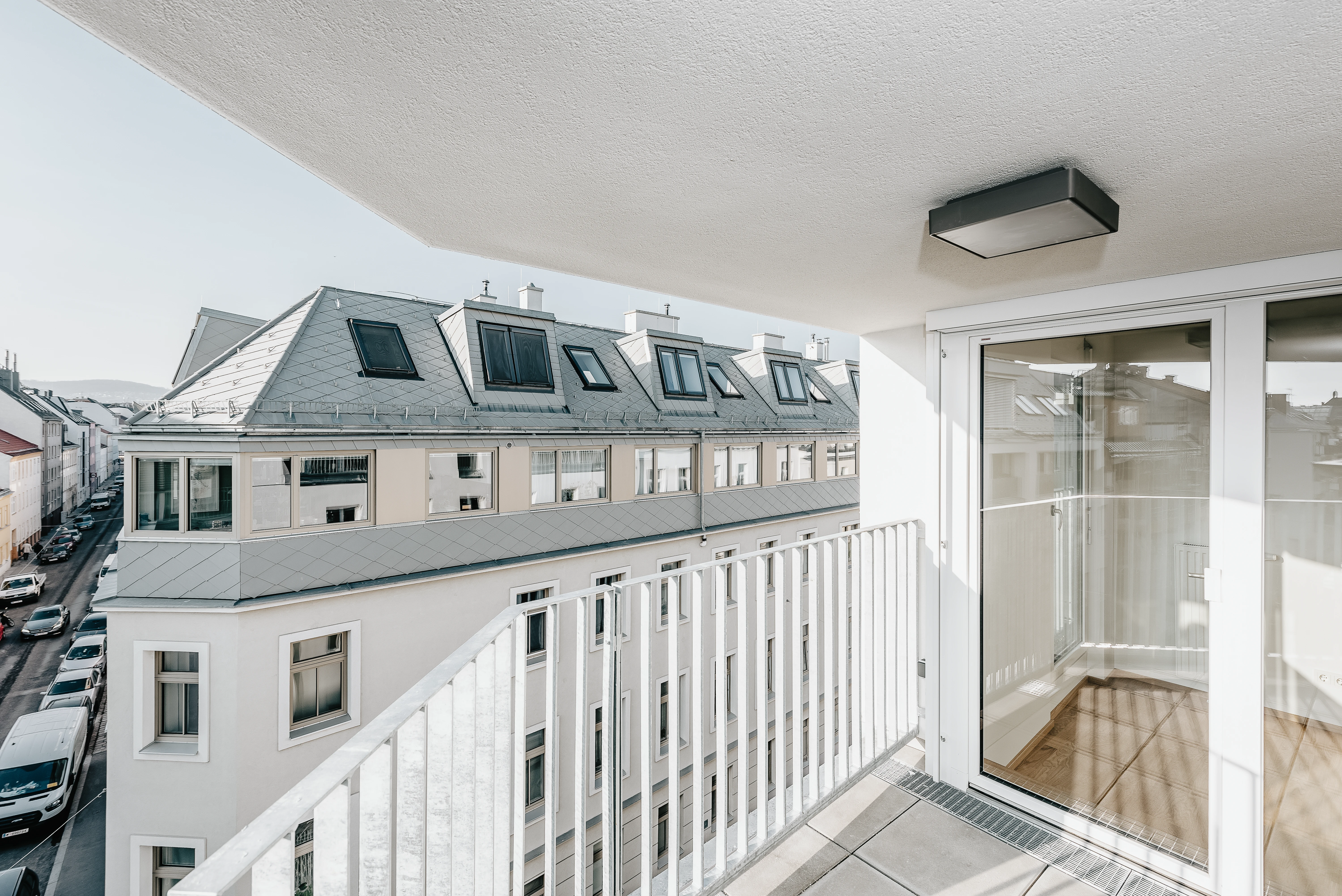 Sicht von Balkon auf gegenüberliegendes Wohnhaus