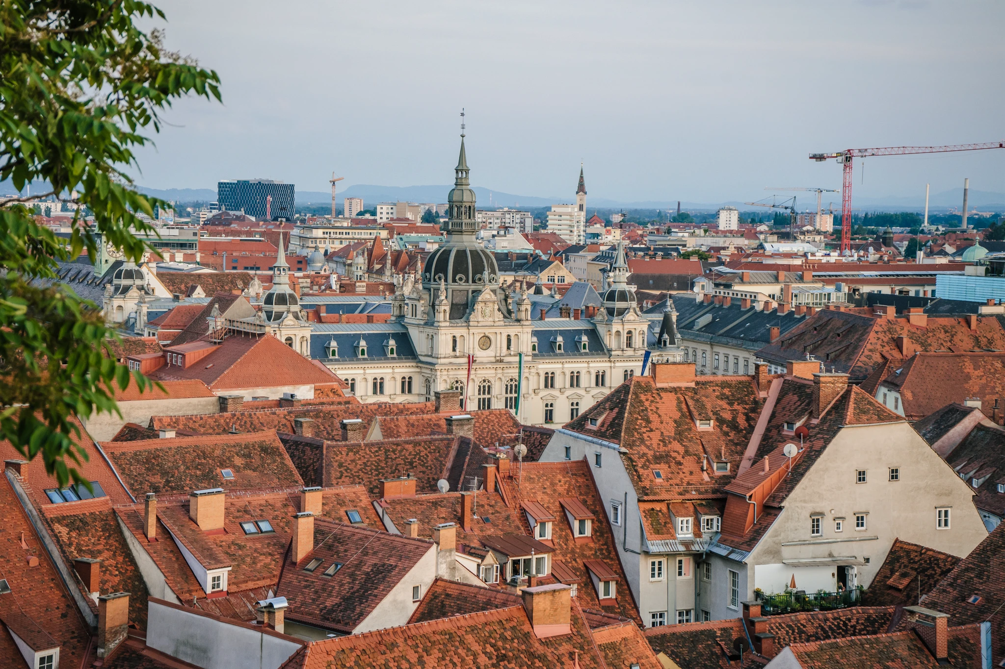 Blick auf Grazer Rathaus Dachlandschaft von Schlossberg aus