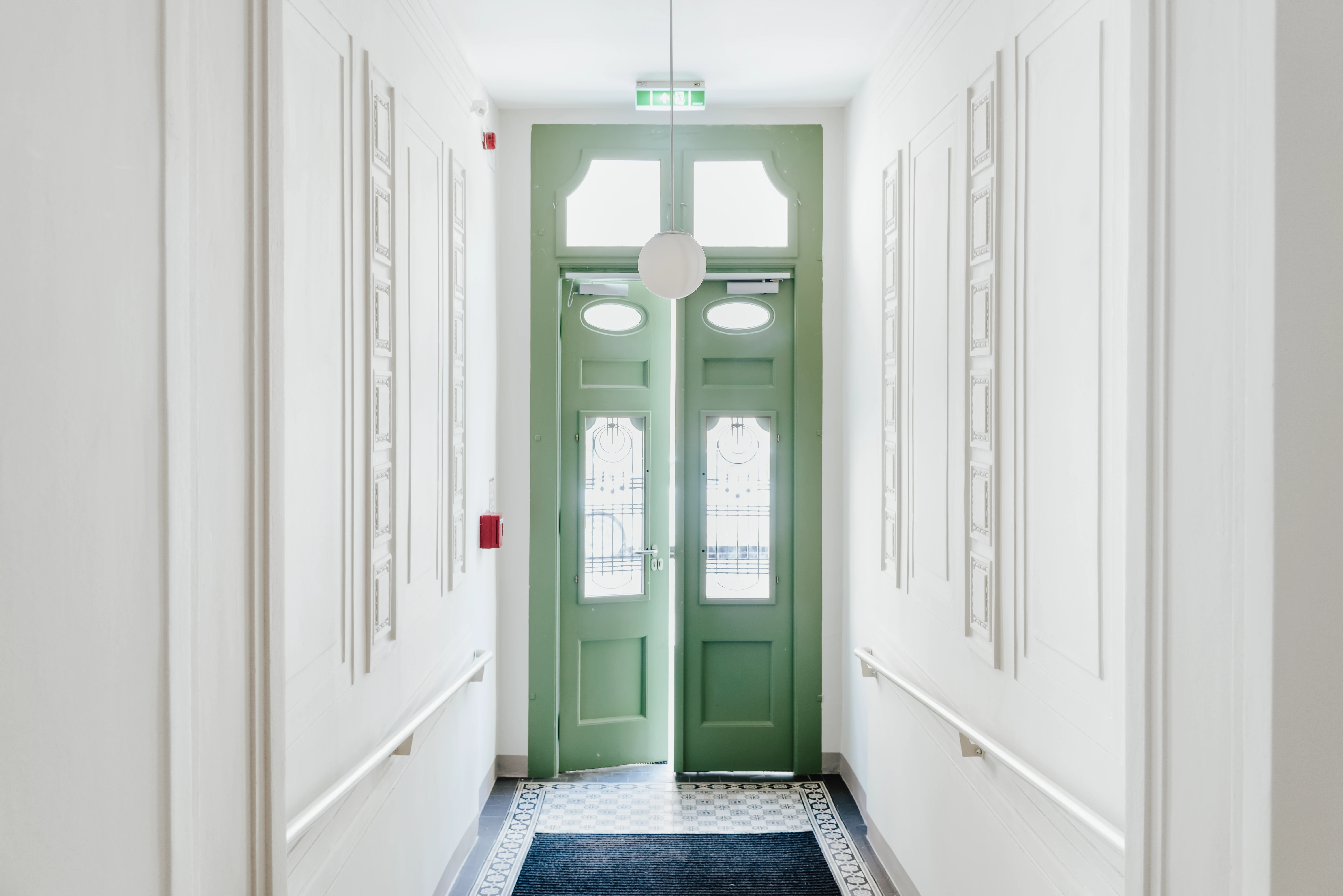 Eingang Altbau mit grüner Tür
