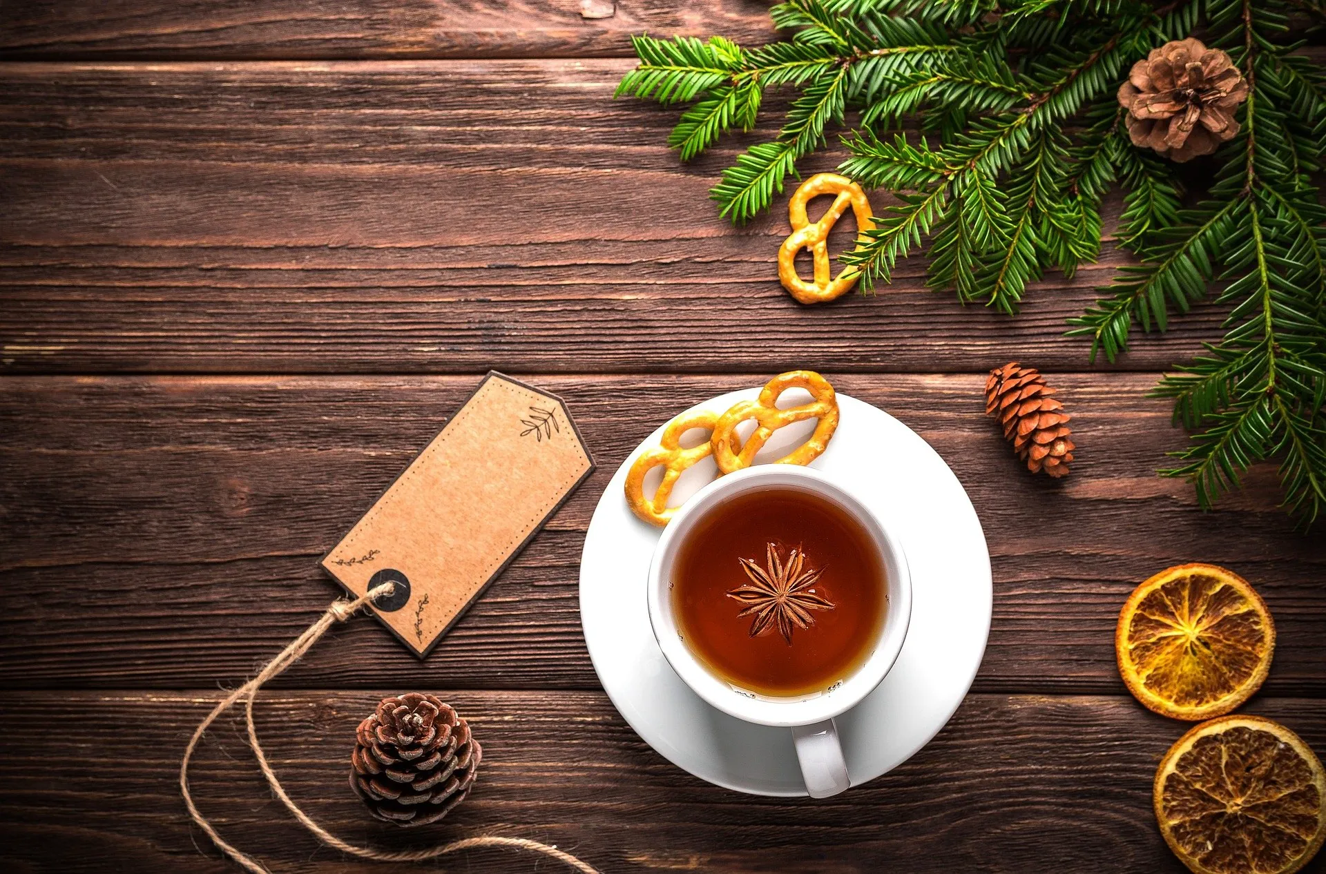 Teetasse mit Reisig auf Holztisch