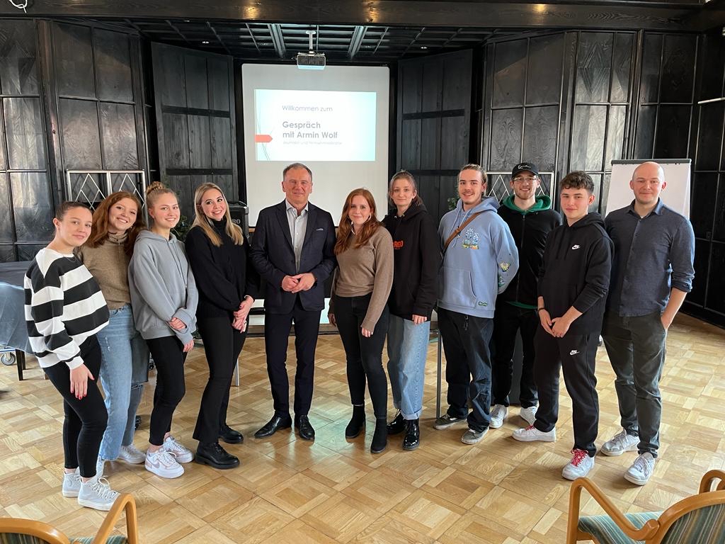 Armin Wolf mit Schüler*innen der HLMW9
