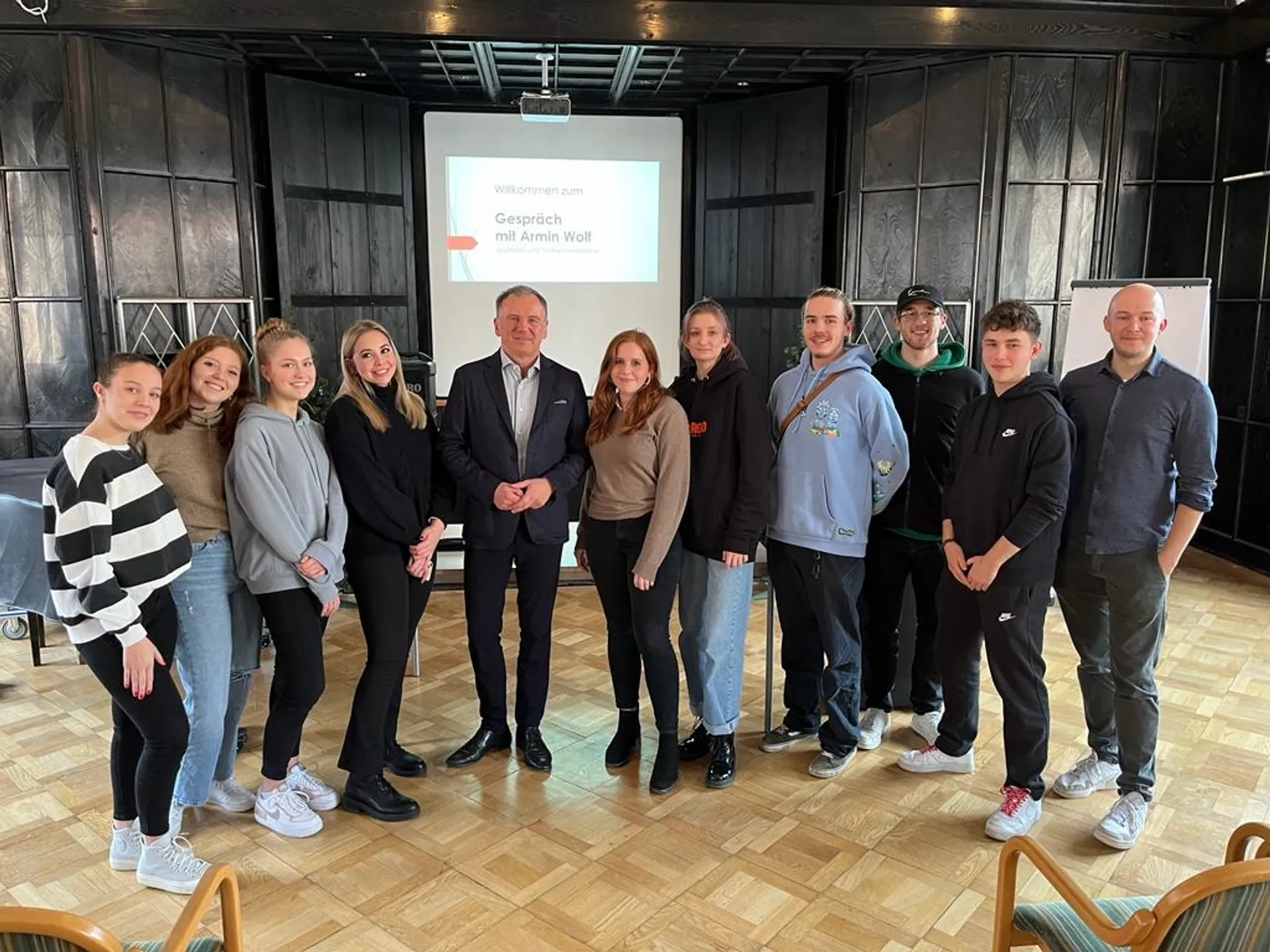 Armin Wolf mit Schüler*innen der HLMW9