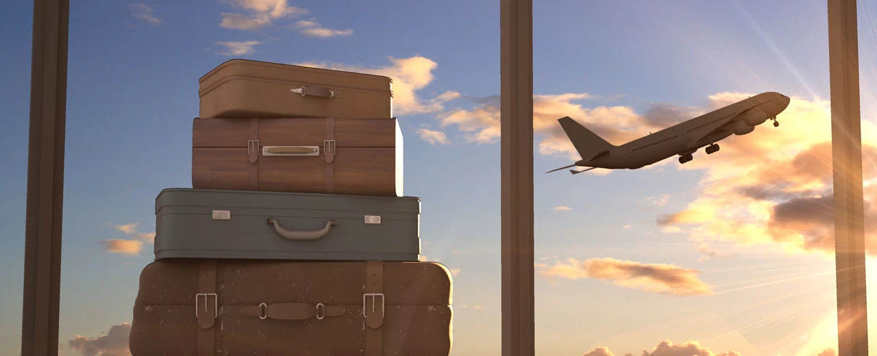 Bild mit gestapelten Vintage-Koffern vor einem Fenster mit einem startenden Flugzeug im Hintergrund. Reisevorbereitung.