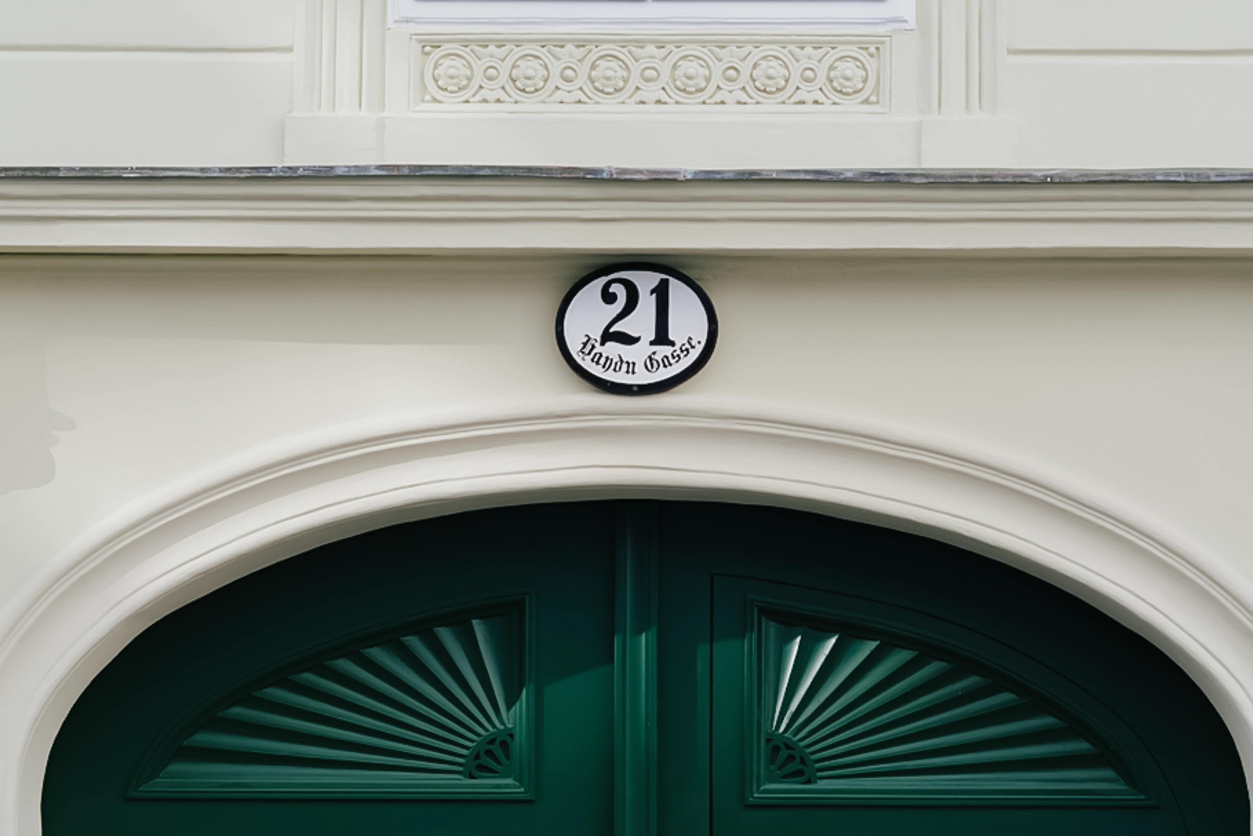 Eingang zum sanierten Haus 21 in der Haydngasse von wohninvest