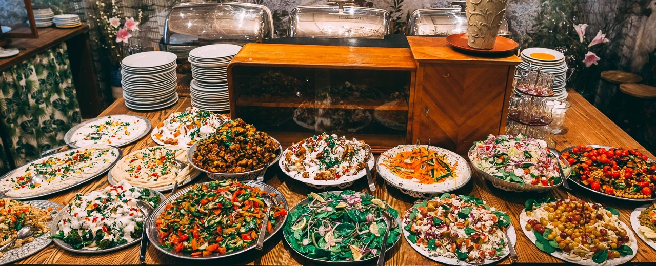 Buffet mit Salaten, Dips & warmen Gerichten. 90iesClub Party am 09.02.