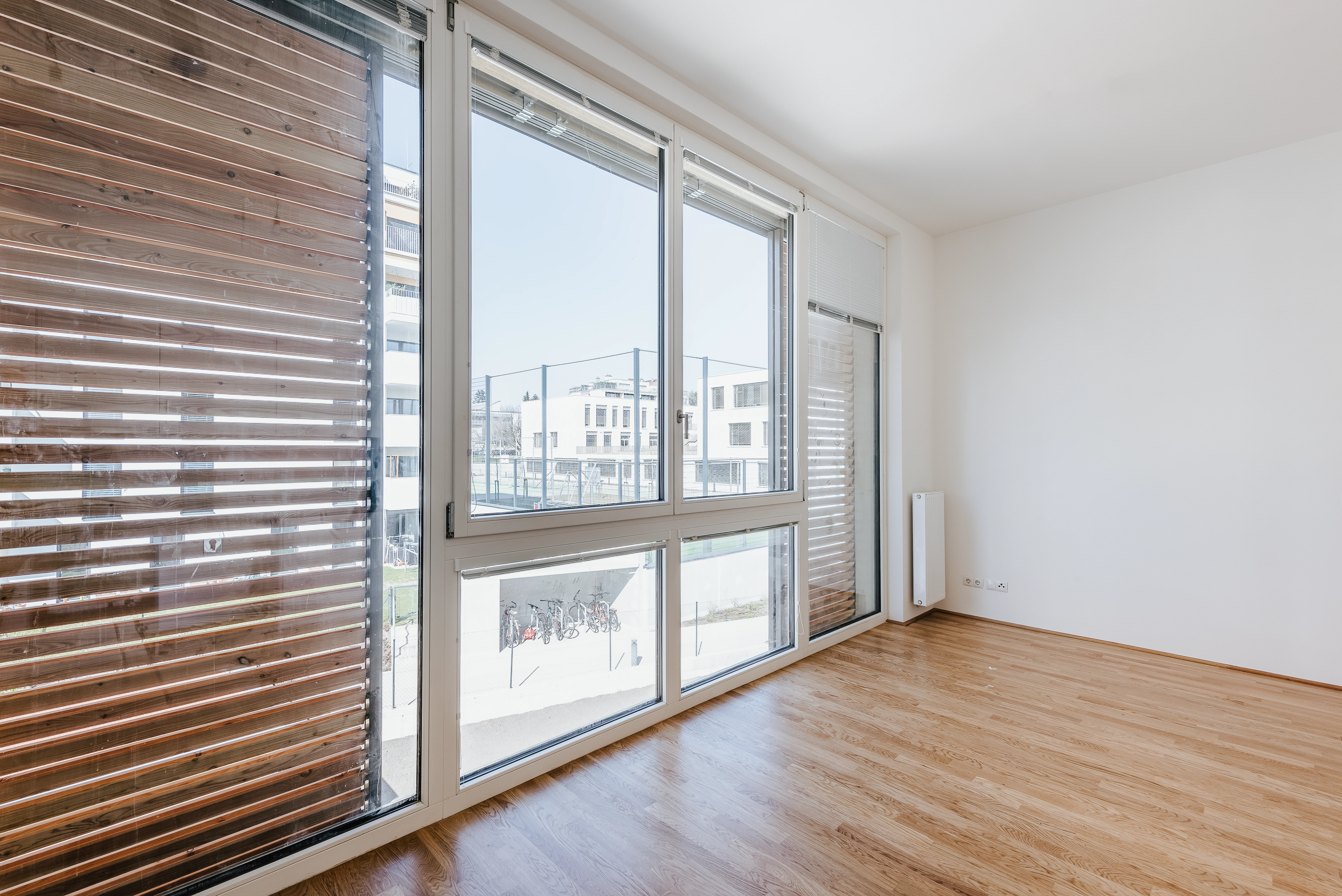 Fensterfront in Wohnung mit Jalousien