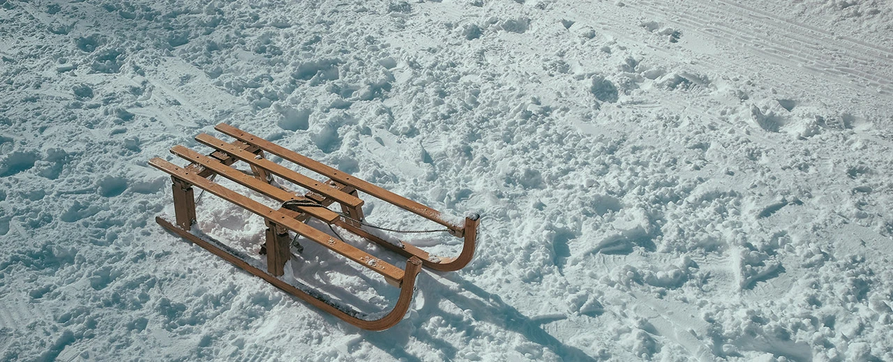 Holzschee im Schnee. Perfekt für Winter-Spaß!