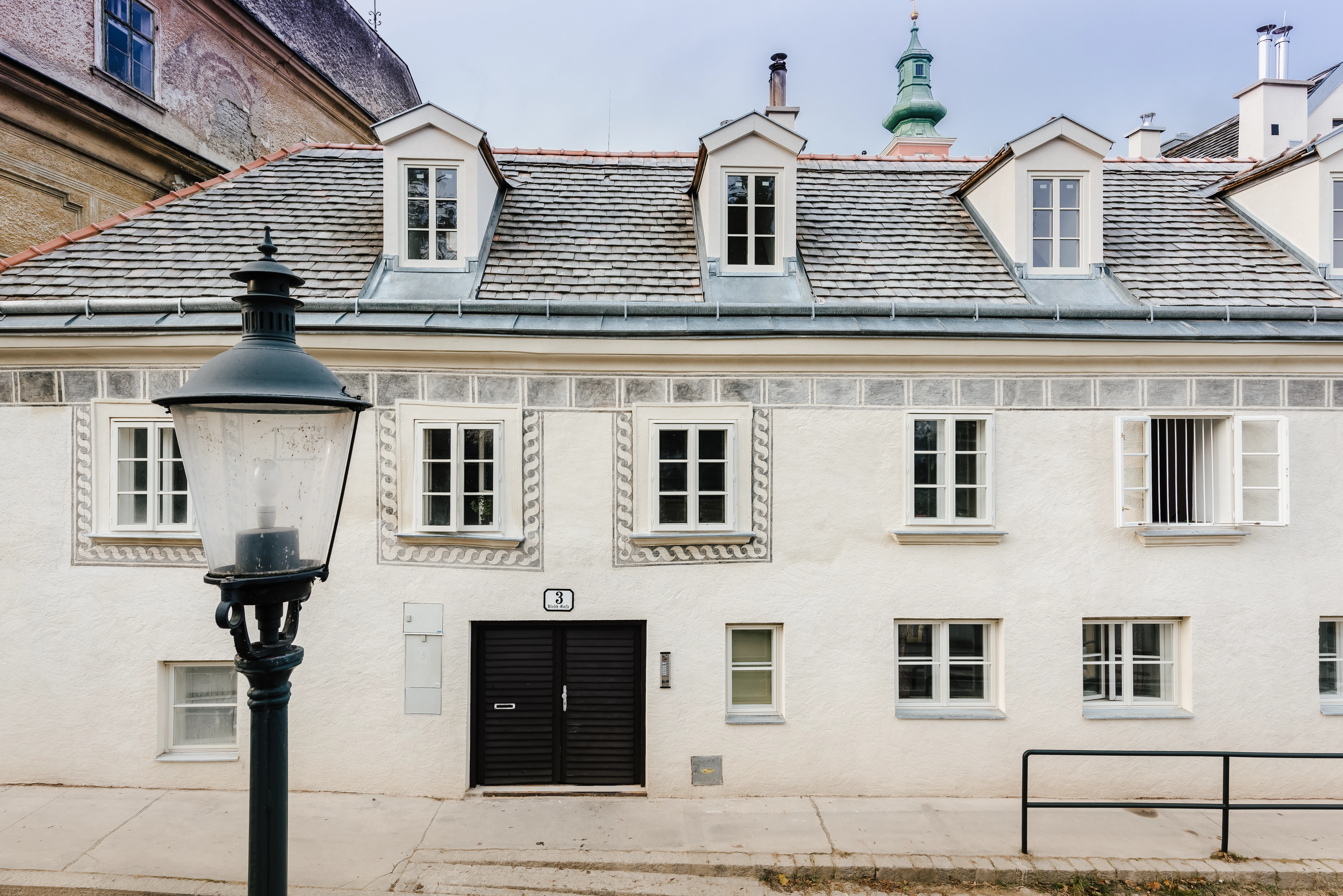 Aussicht auf Wohnhaus von Straße mit Laterne