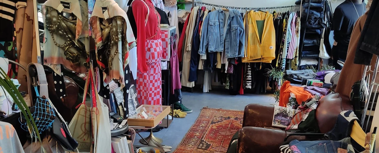 © Patricia Kornfeld Vielfältiges Sortiment an Secondhand-Kleidung in einem Vintage-Shop. Jacken, Blusen, Röcke, Hosen und Accessoires.