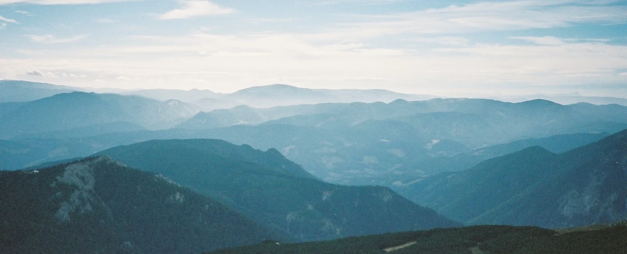 © Miriam Kummer Atemberaubende Berglandschaft in verschiedenen Blautönen. Ruhe und Frieden in der Natur.