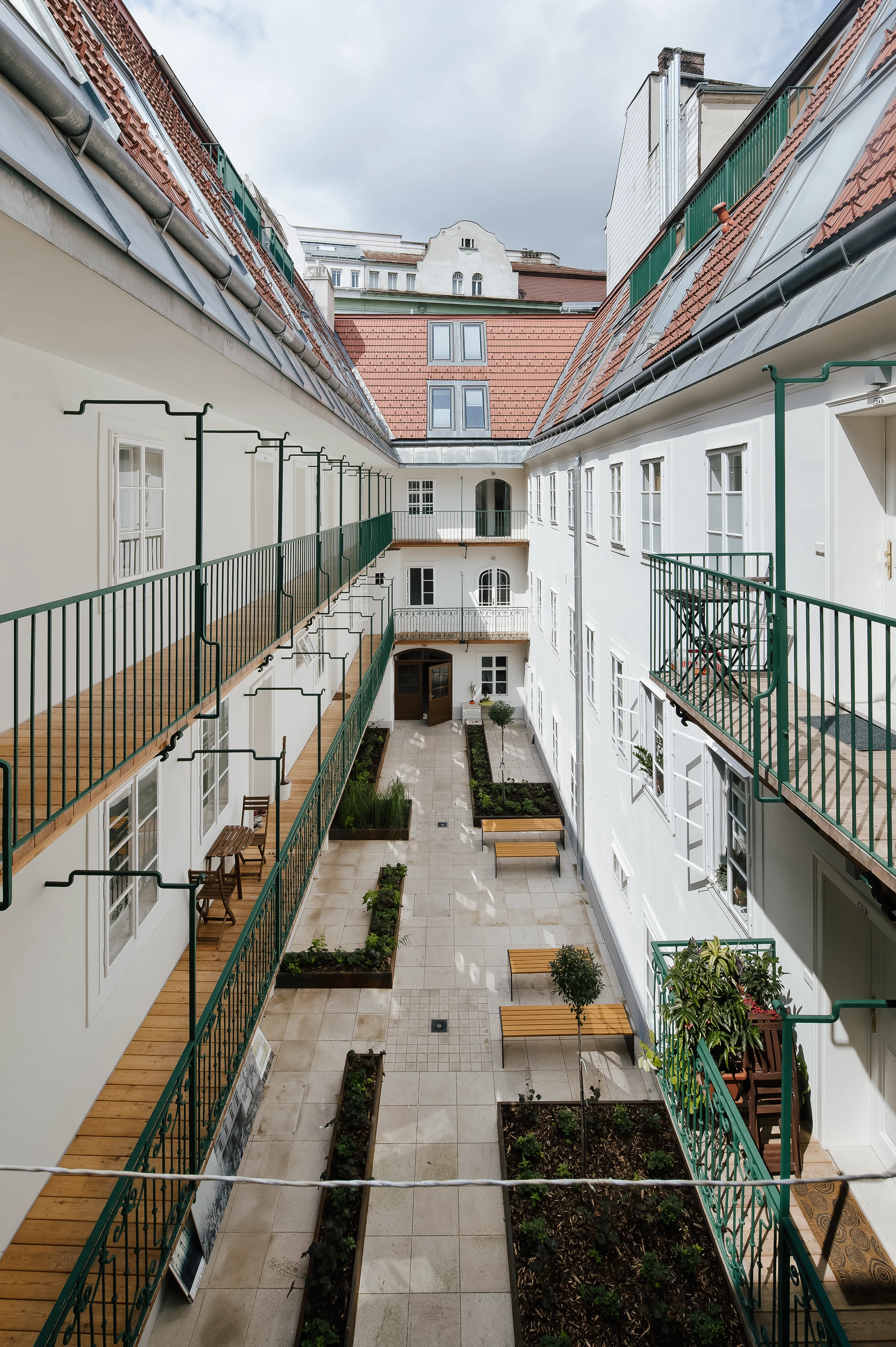 Ansicht Innenhof mit Grünflächen von Balkon aus