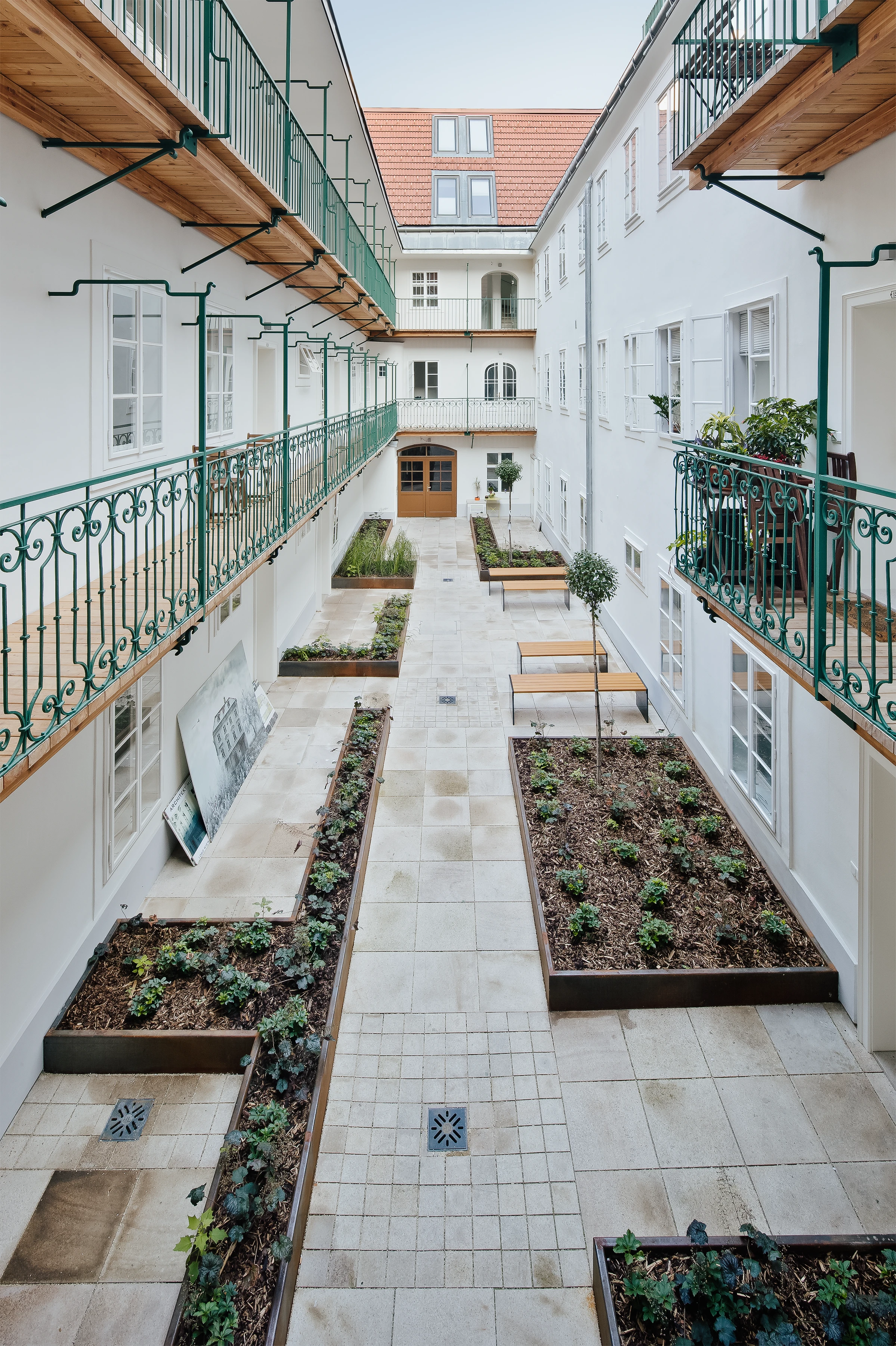 Innenhof mit Grünflächen aus Sicht von Balkon