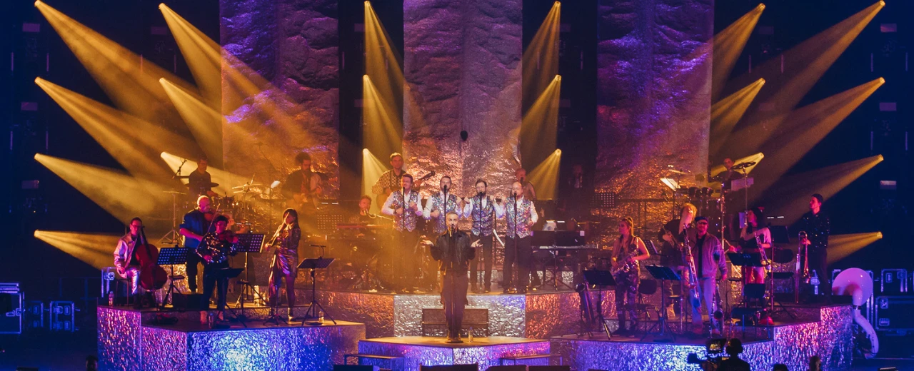 © Lennart Speer Live-Band auf der Bühne bei einem Herbstkonzert mit glitzernder Bühnendekoration und warmen Lichtspielen.