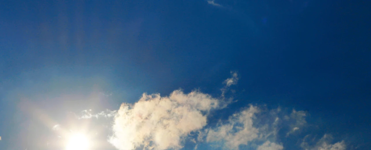 Sonniger Himmel mit weißen Wolken. Canva-Bild.