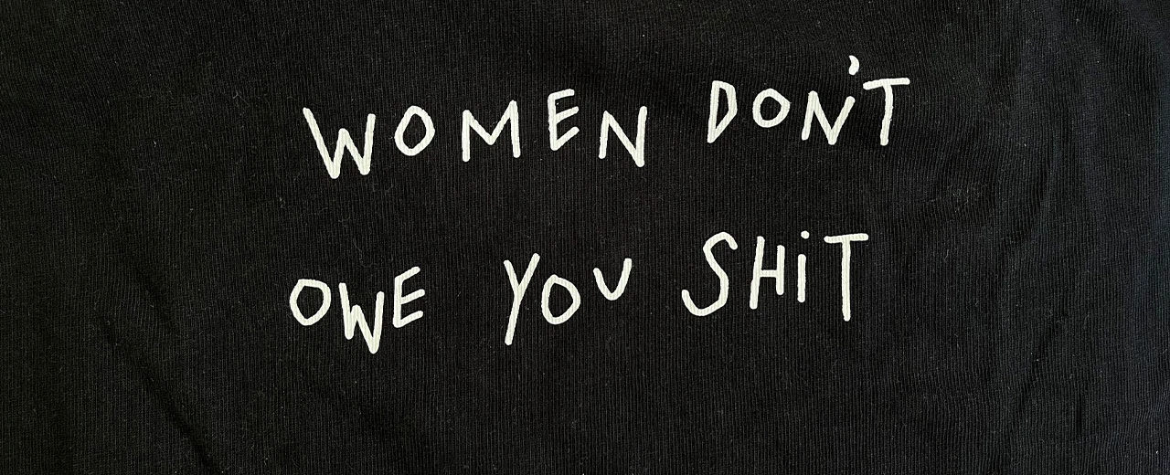 Schwarzer Stoff mit dem Aufdruck 