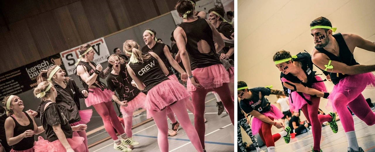 Bild von Studierenden in pinken Tutus bei einem sportlichen Event.