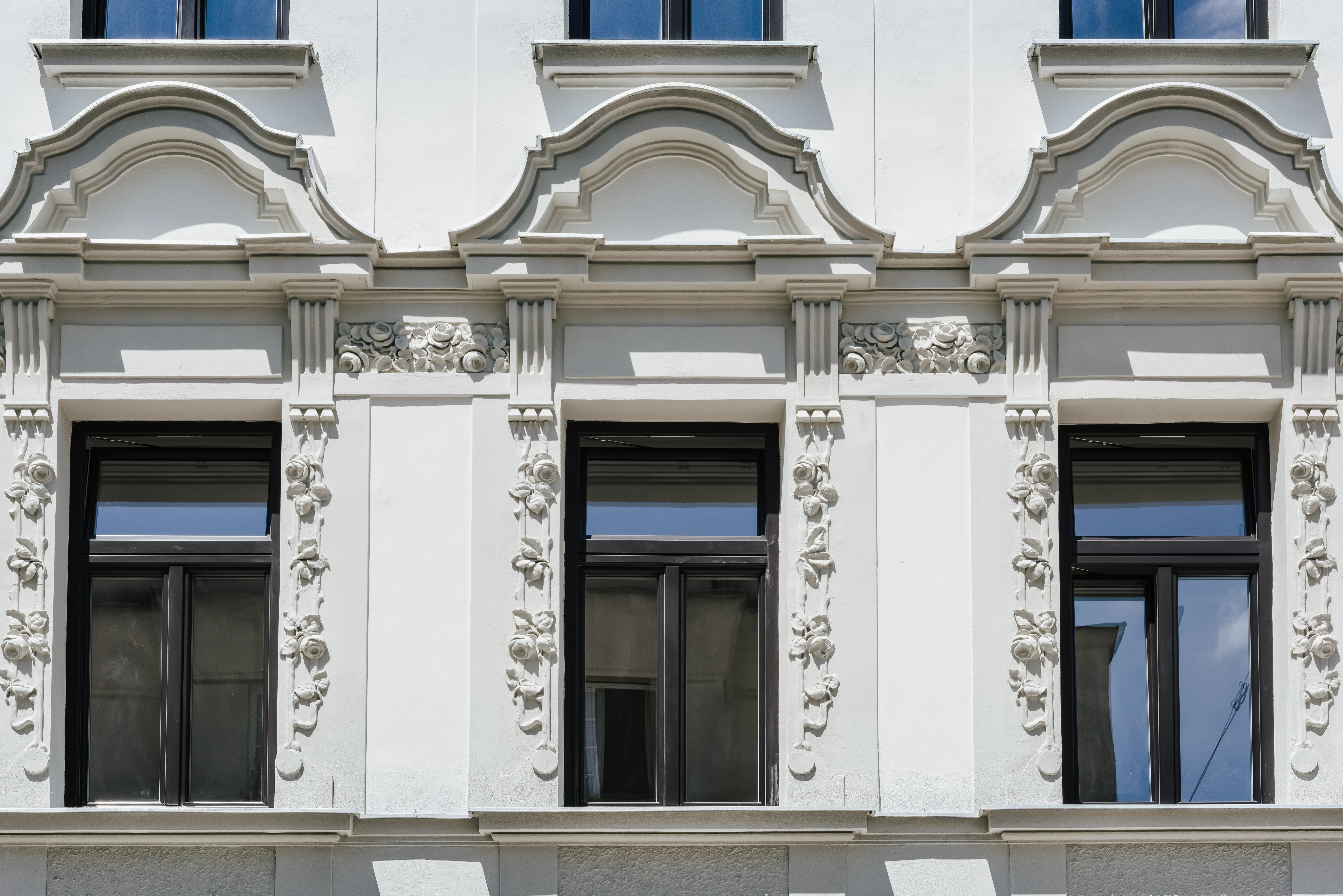 Fensterfront mit Zierde Altbau