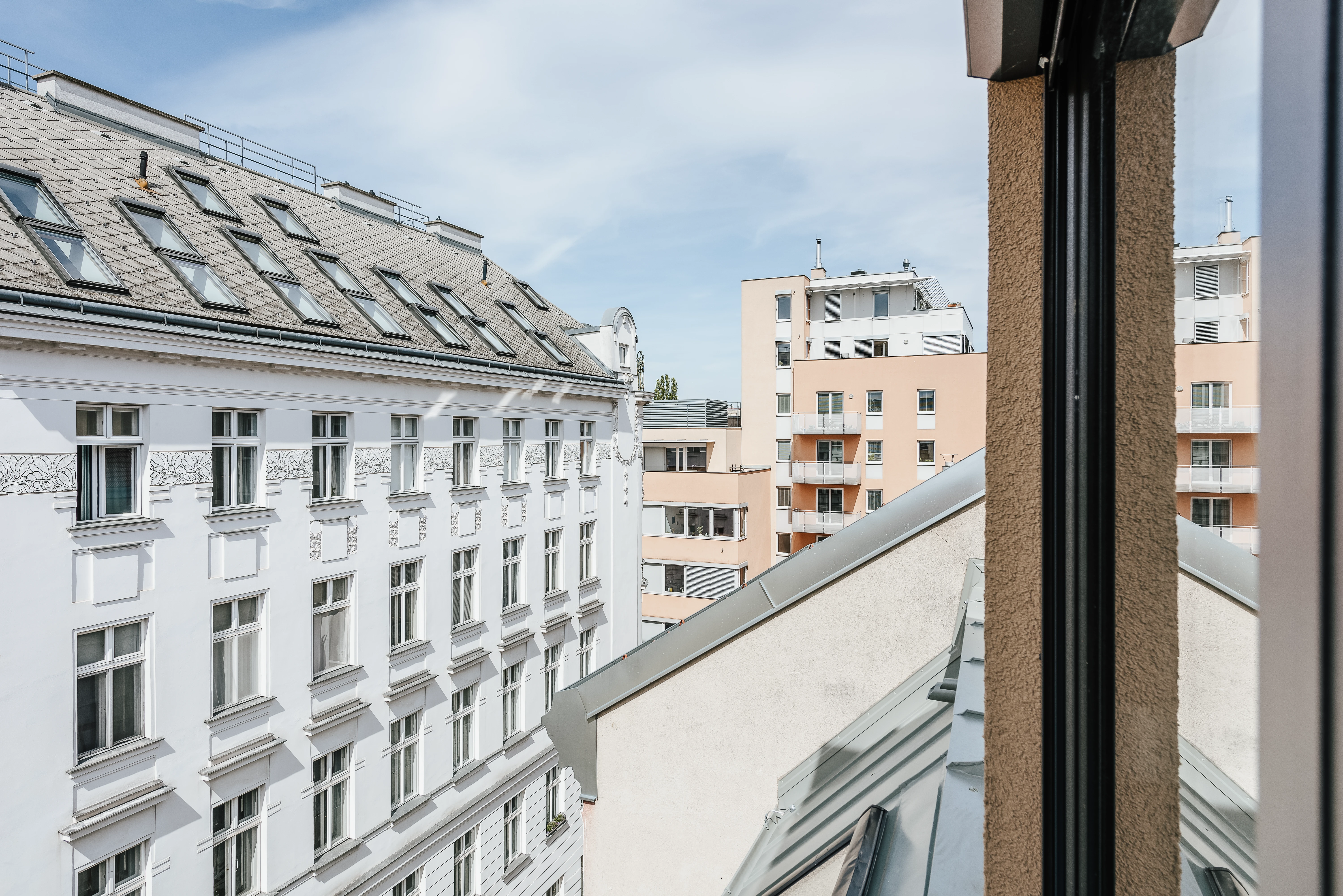 Foto von Fenster aus auf umliegende Wohnhäuser