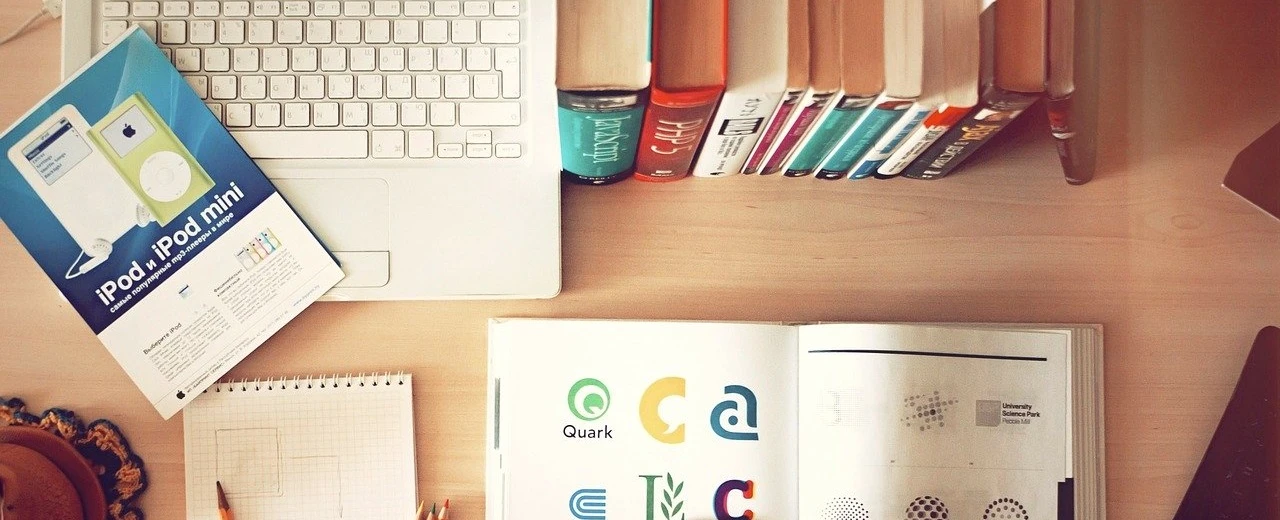 © Pixabay Kreativer Arbeitsplatz mit Laptop, Büchern, Notizblock & iPod Mini Werbung. Design, Kreativität, Studium.