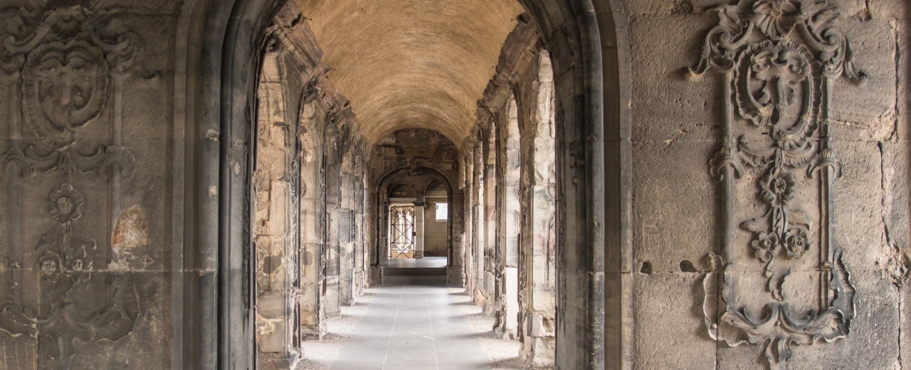 Gewölbte Galerie mit aufwendigen Steinverzierungen. Historische Architektur, Schlossruine.