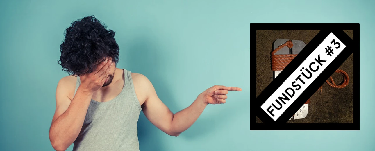 © Foto: Club Dual, Grafik: Ingo Kummer Frustrierter Mann zeigt auf Fundstück #3. Metallisches Objekt mit Seil.