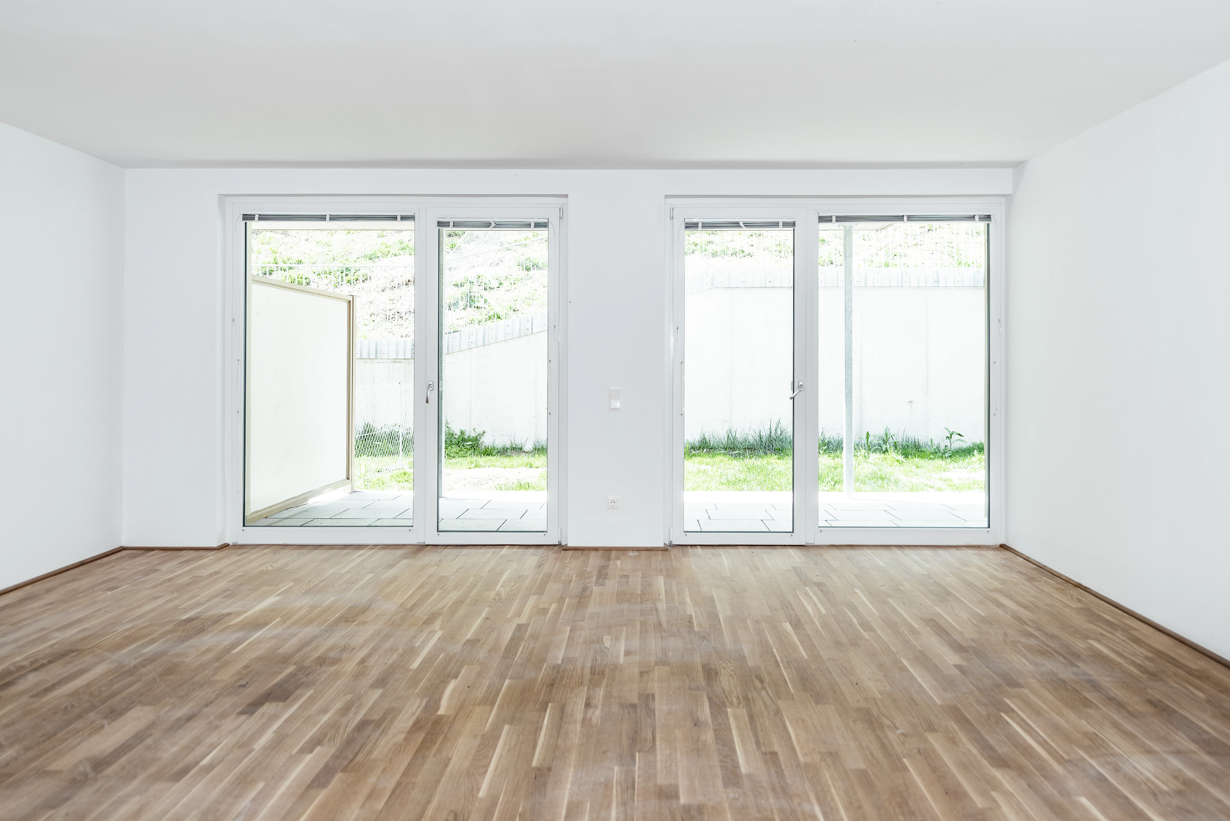 Neubau Wohninvestment mit Terrasse und Blick nach Draußen